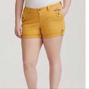 Twill military shorts with yellow wash